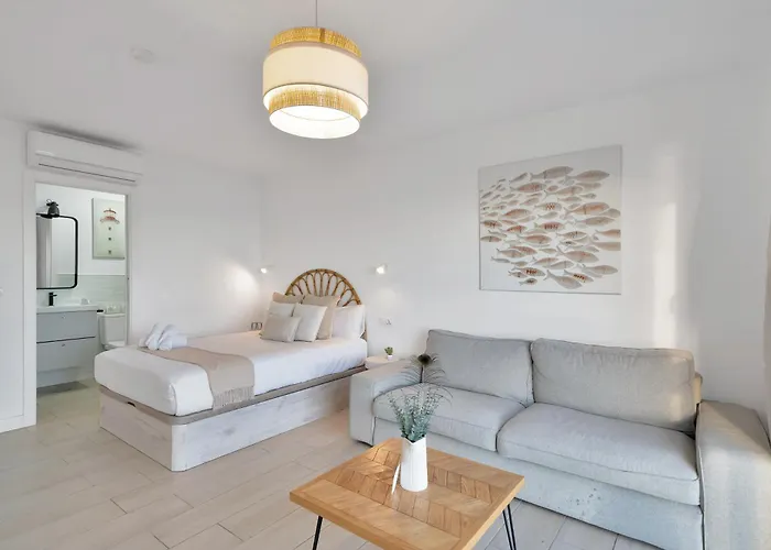 Aio Seaview - Prime Location & Sea Views אסטפונה