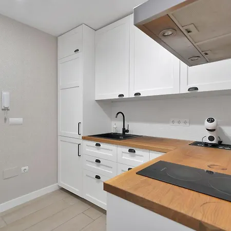 Aio Seaview - Prime Location & Sea Views 埃斯特波纳