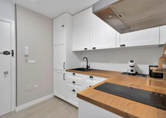 Aio Seaview - Prime Location & Sea Views 埃斯特波纳